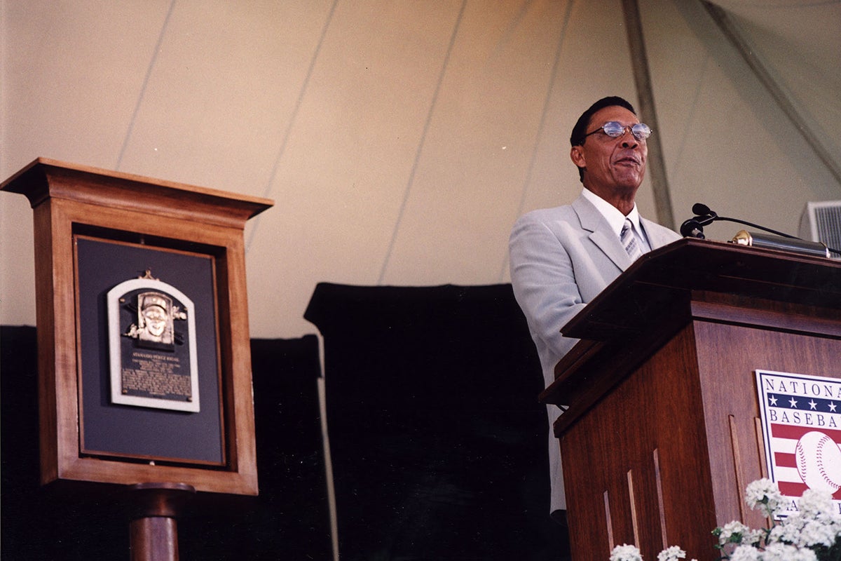 Tony Pérez speaks at 2000 Induction Ceremony